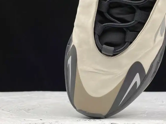 hype Yeezy Boost Bone 700 MNVN Adidas FY3729 0512